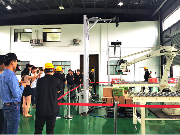 物流行業(yè)迎來硬核新技術(shù),機(jī)器人混拆混碼方案亮相昆山 物流行業(yè)迎來硬核新技術(shù),機(jī)器人混拆混碼方案亮相昆山